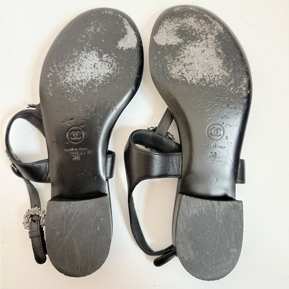 Chanel Black Calfskin Leather Interlocking CC leaf pattern thong flat sandals 38 - Picture 13 of 15